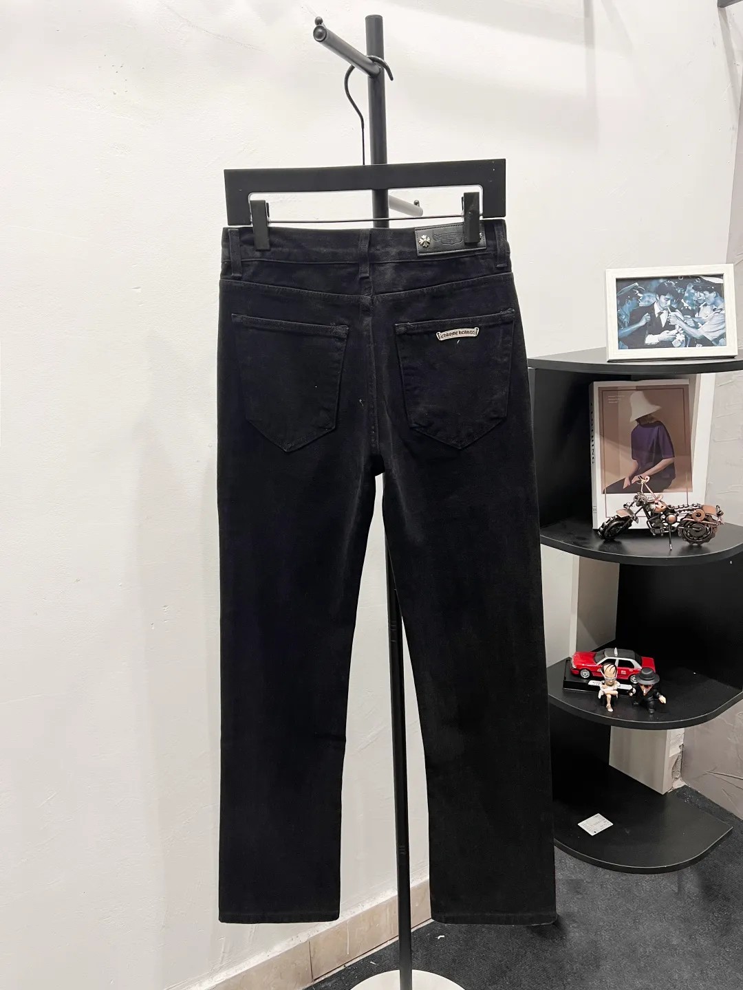 P210 Chrome Hearts Solid color black logo letter logo micro-flared straight-leg men's and women's jeans trousers Super modified leg shape A pair of magic pants with leg-drawing effect Chrome Hearts original washed stretch fabric Customized hardware logo Color: black Size: 28 30 32 34